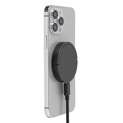 Sølv iPhone 12-16 med tre bagkameraer magnetisk justeret og tilsluttet Qi2-hurtigoplader 15 W via kabel.