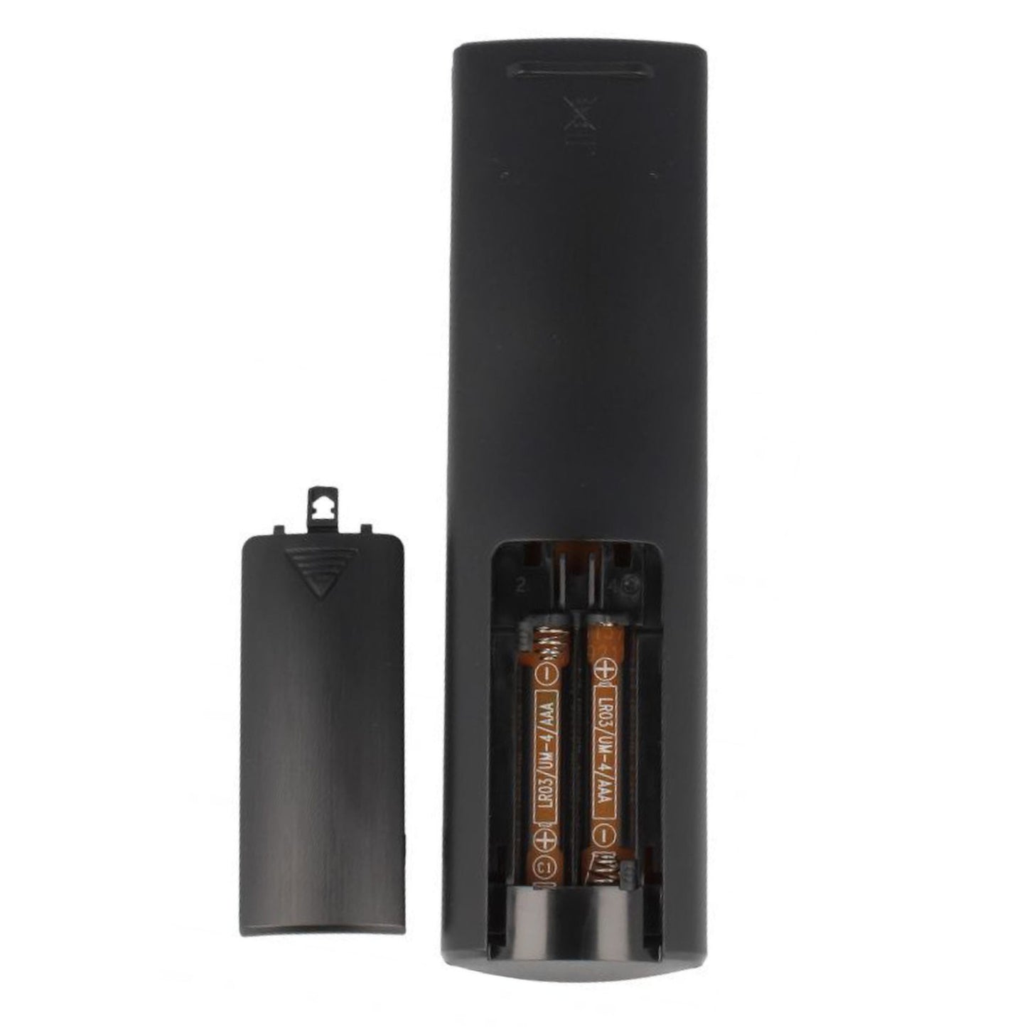 LG fjernbetjening AKB75055702 sort med bagcover afmonteret, to AA batterier synlige, cover ligger ved siden af.