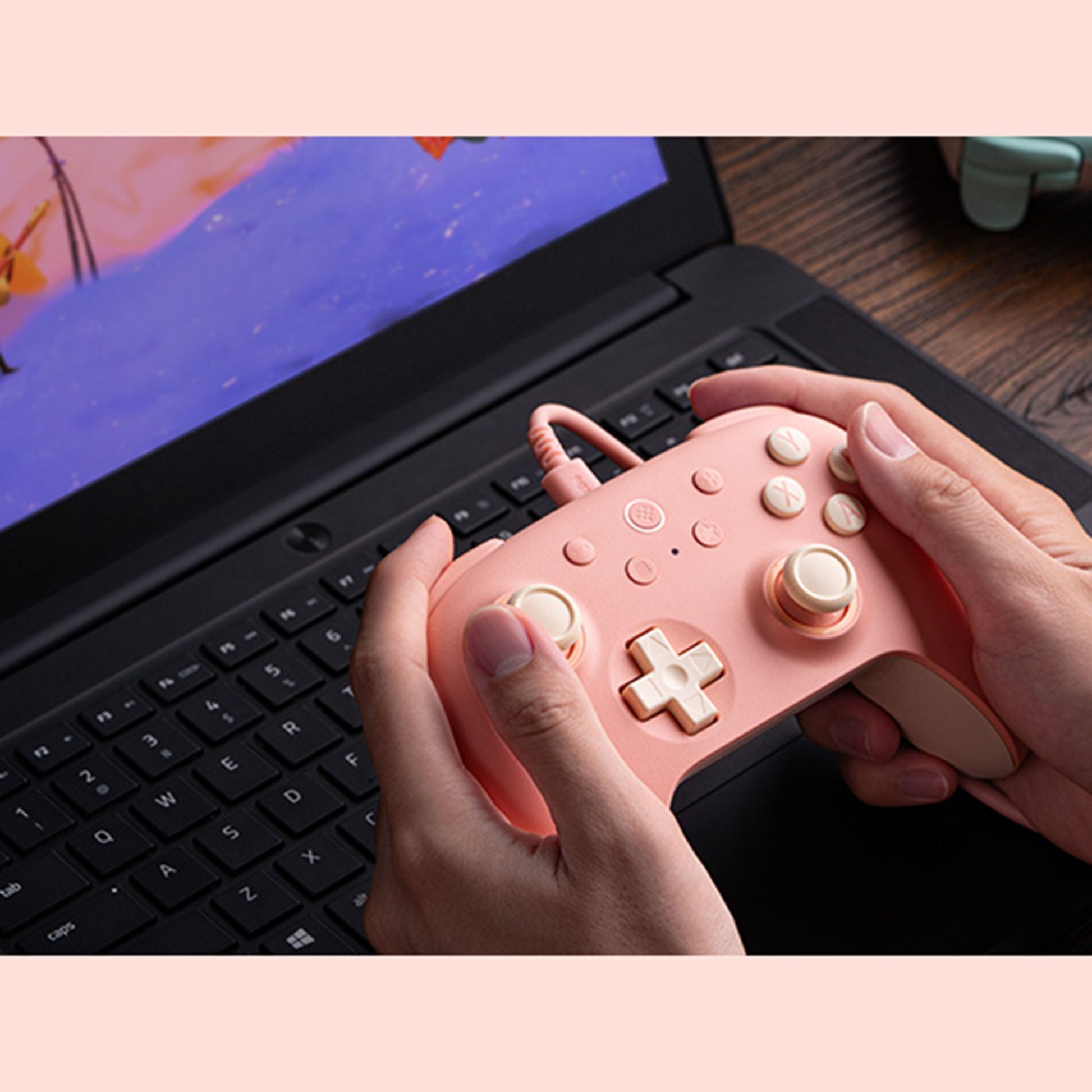 8Bitdo Ultimate 2C trådløs håndkontrol fersken med creme og guld knapper, kompatibel med Nintendo Switch.