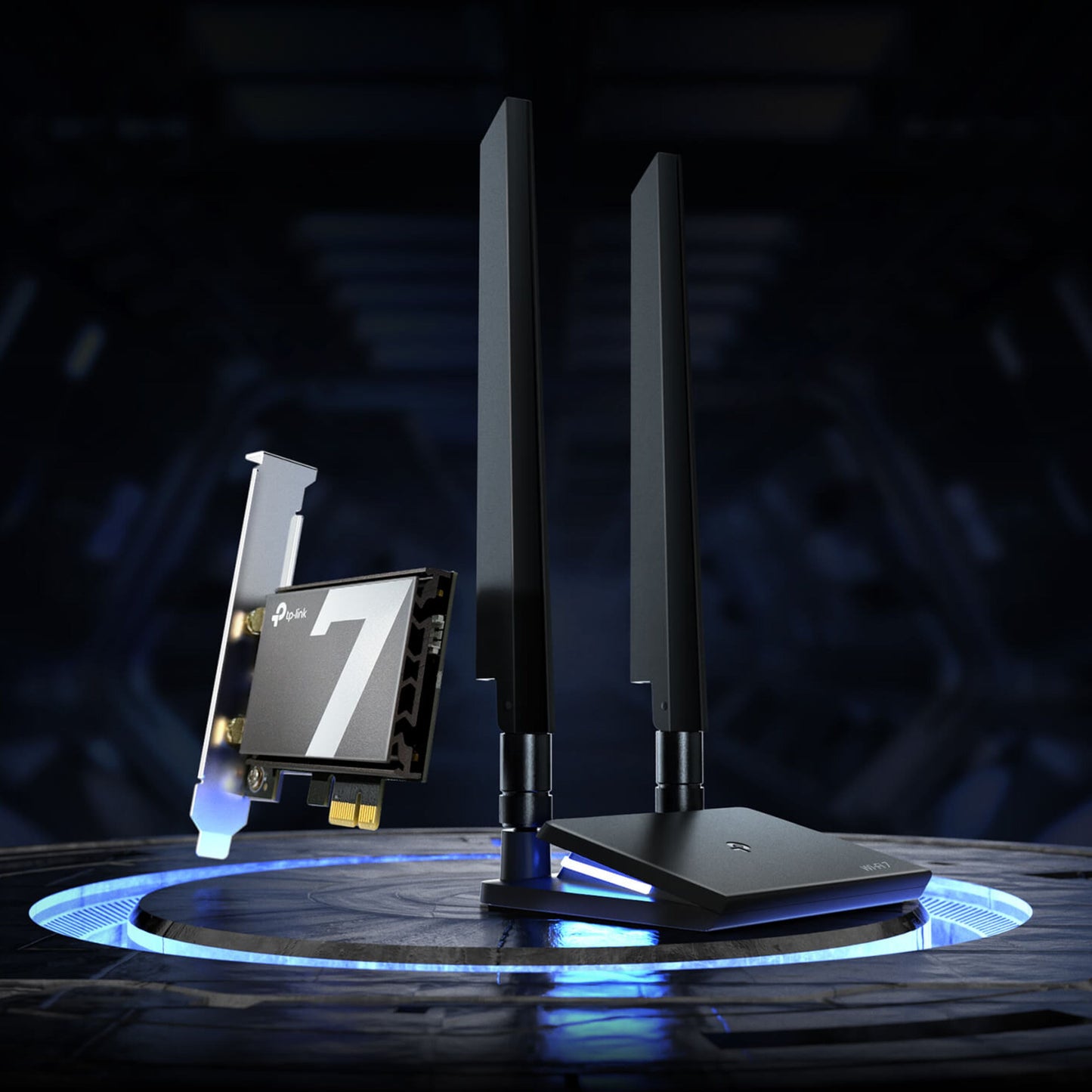 TP-Link Archer TBE550E Netværkskort BE9300, sort, to antenner, synlig stående mod blå oplyst baggrund.