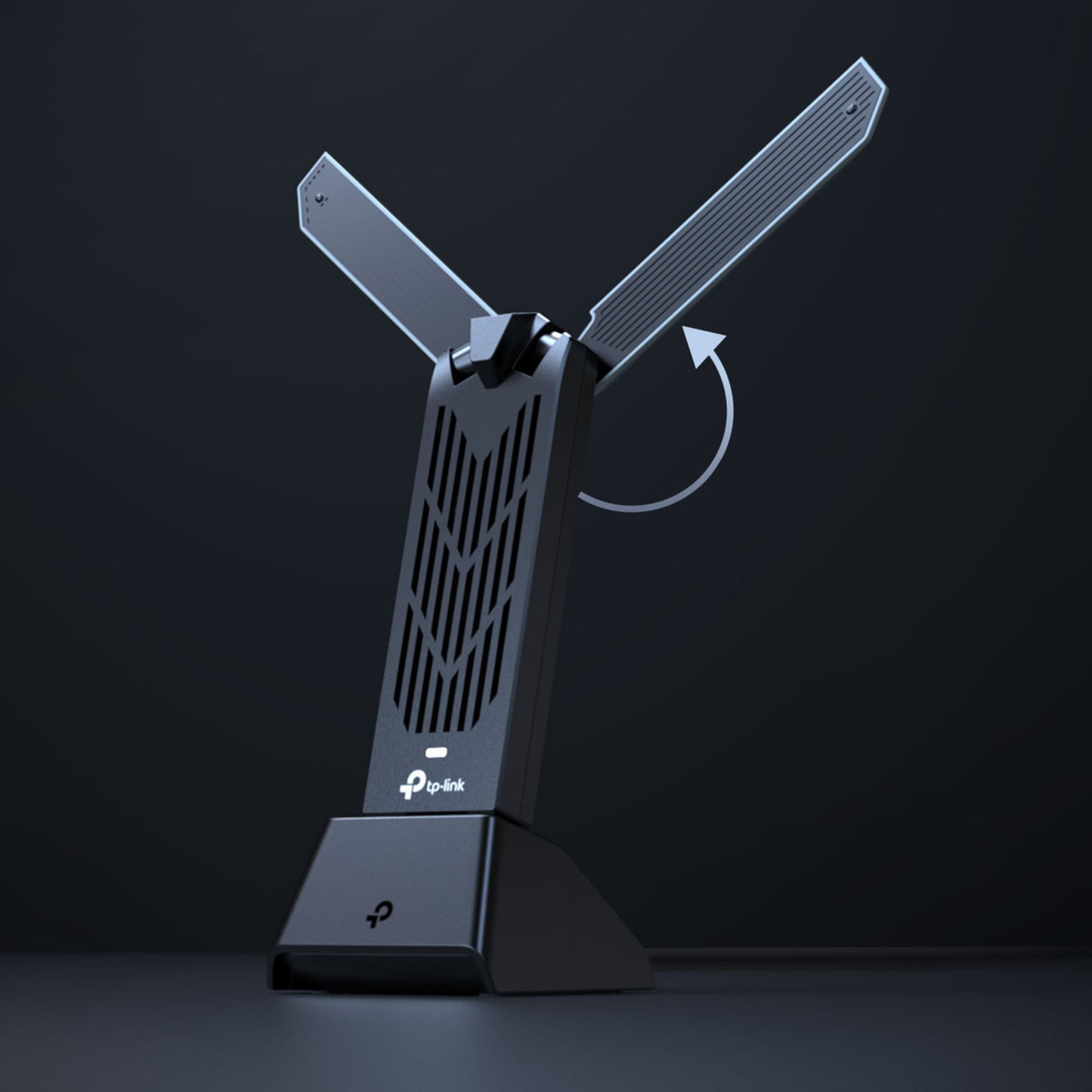 TP-Link TBE400UH sort WiFi 7 USB-adapter med to justerbare antenner på stander, pil viser antennernes rotation.