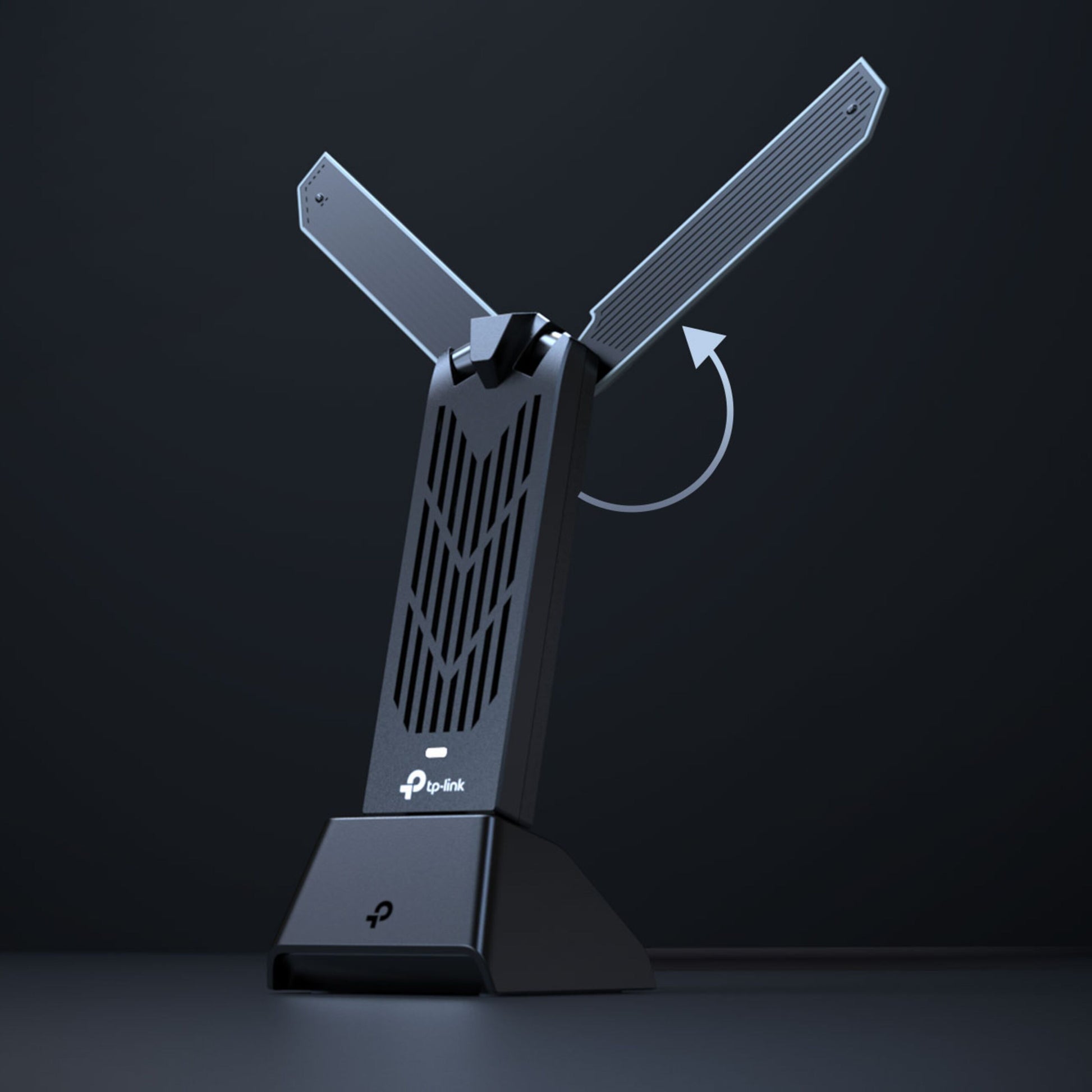 TP-Link TBE400UH sort WiFi 7 USB-adapter med to justerbare antenner på stander, pil viser antennernes rotation.