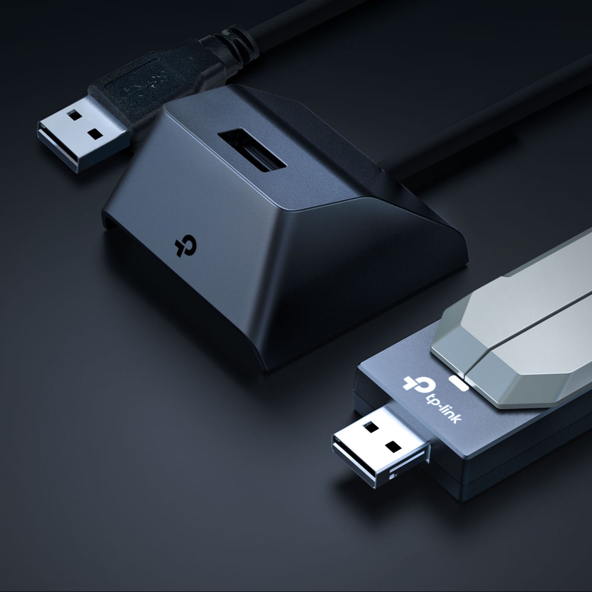 TP-Link USB enheder og kabler inkl. Bueskytte TBE400UH, synlig TP-Link logo, nærbillede, sort baggrund.
