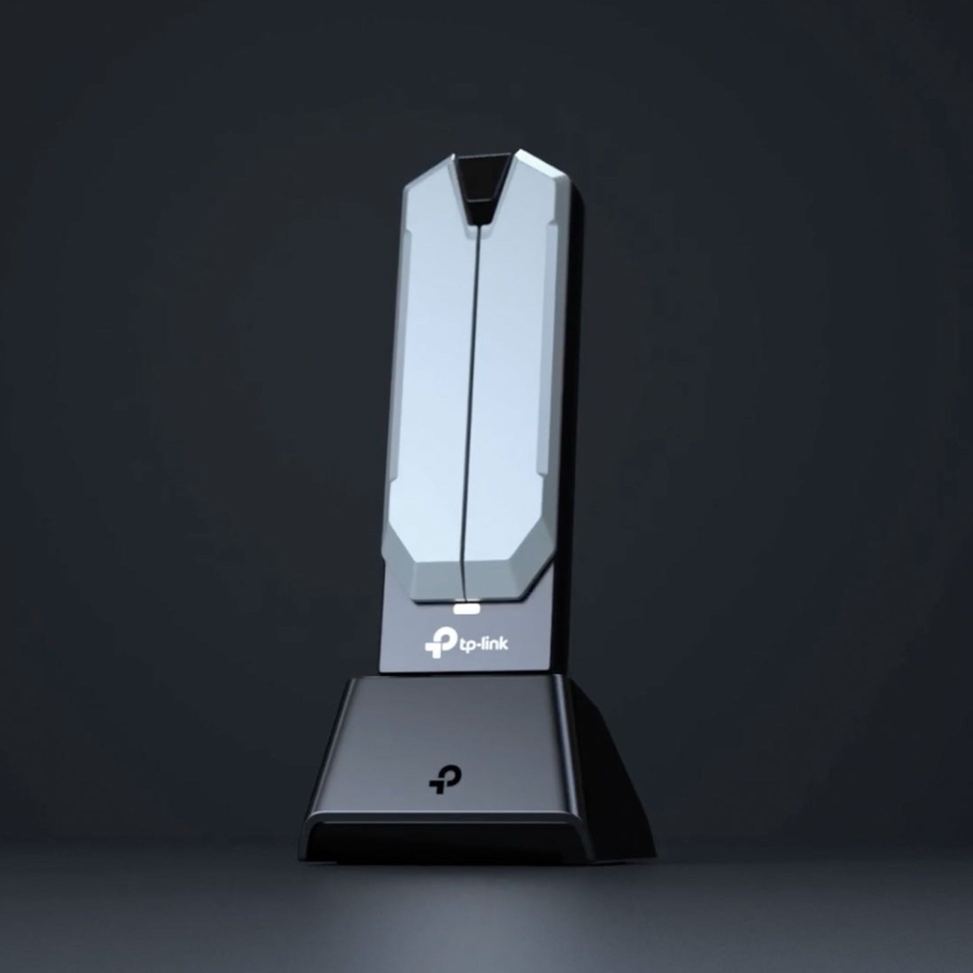 TP-Link Bueskytte TBE400UH USB netværkskort sort base, Tp-Link-logo synligt, lodret, WiFi 7 support.