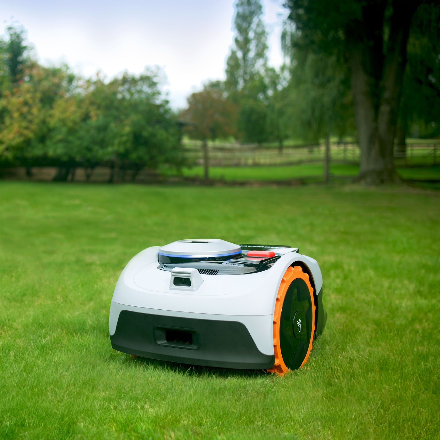Segway Navimow i105e robotplæneklipper 500 m² sort/hvid med orange hjul på græsplæne, appstyring, trådløs.