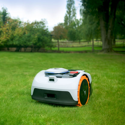 Segway Navimow i105e robotplæneklipper 500 m² sort/hvid med orange hjul på græsplæne, appstyring, trådløs.