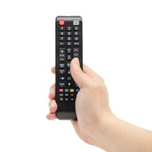 Luxorparts fjernbetjening til Samsung TV vises i hånd, farvede knapper med tydelig mærkning.