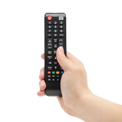 Luxorparts fjernbetjening til Samsung TV vises i hånd, farvede knapper med tydelig mærkning.