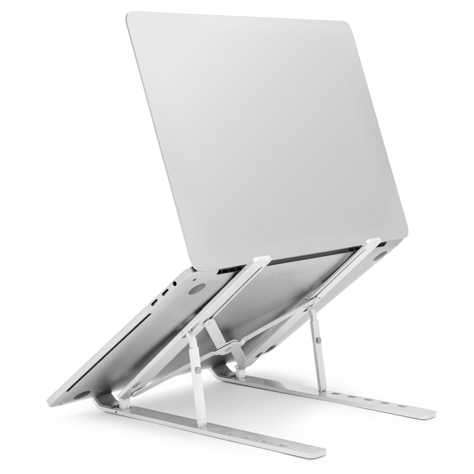 Sølvfarvet laptop på Plexgear Bærbar computerstander i skrå vinkel for bedre luftgennemstrømning og ergonomi.
