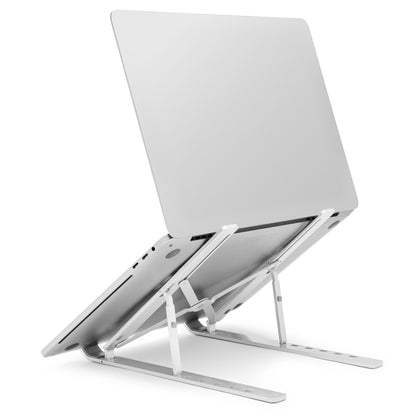 Sølvfarvet laptop på Plexgear Bærbar computerstander i skrå vinkel for bedre luftgennemstrømning og ergonomi.