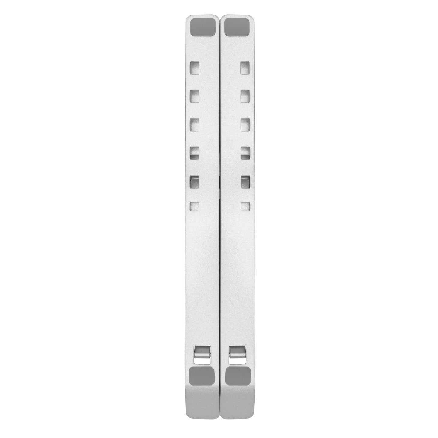 2 stk. bærbare computerstandere i sølvmetal, sæt ovnfra, lukkede, med firkantede gummipuder og slidsudskæringer.