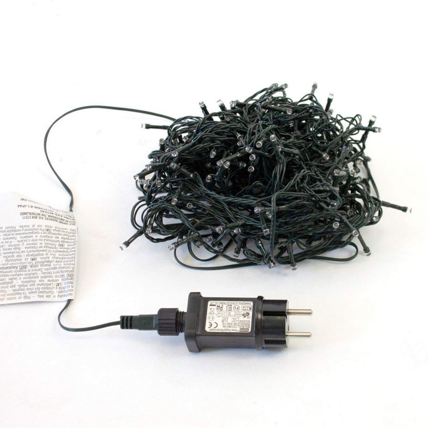 Lyskæde 240 LED 18m med grønt kabel, sort strømadapter og varm hvid belysning.