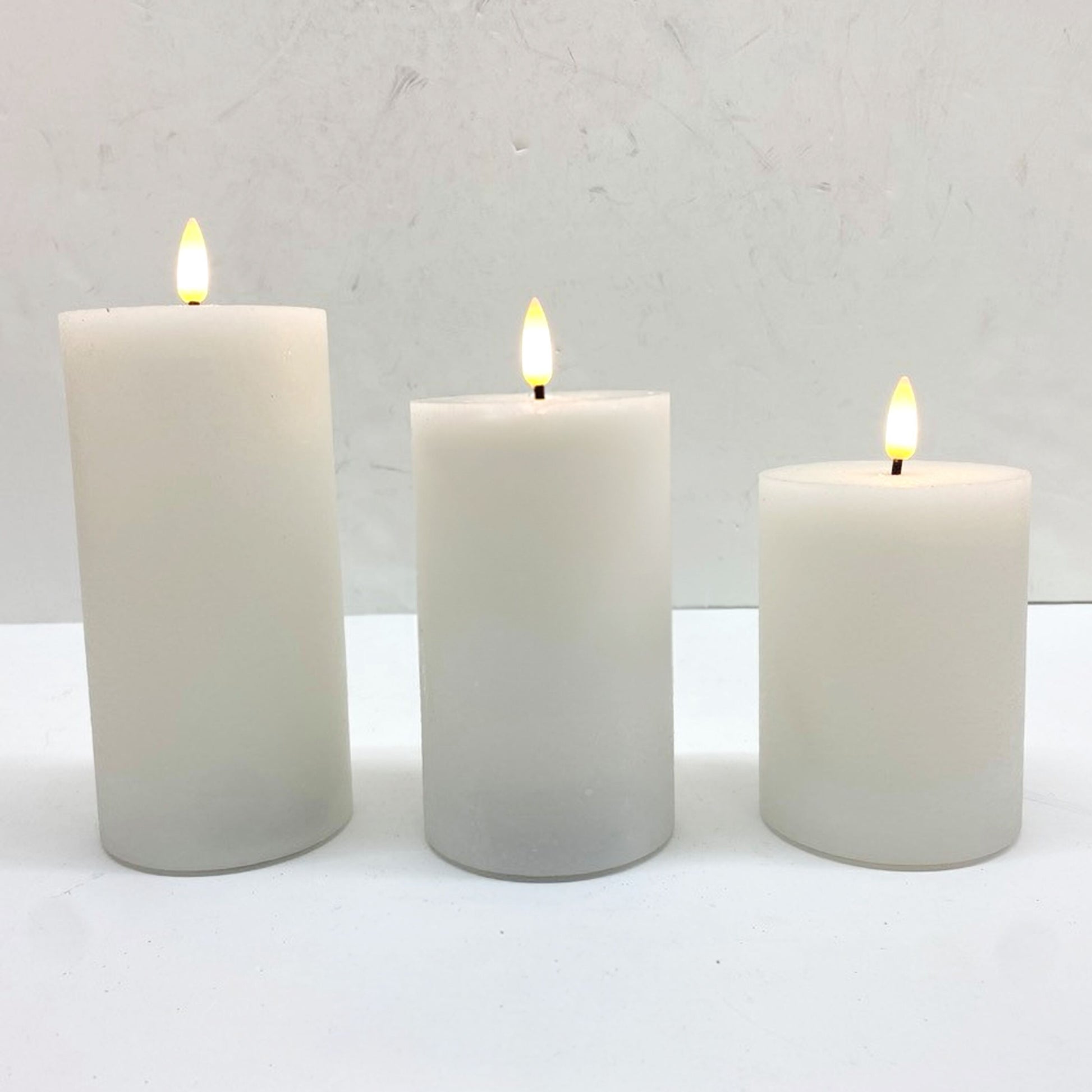 Bloklys LED 3-pakke, tre bloklys i forskellige højder, tændt og placeret ved siden af hinanden.