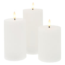 LED bloklys 3-pakke, tre hvide kunstige stearinlys i varierende højde med gul-orange flammeeffekt og fjernbetjening.