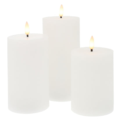 LED bloklys 3-pakke, tre hvide kunstige stearinlys i varierende højde med gul-orange flammeeffekt og fjernbetjening.