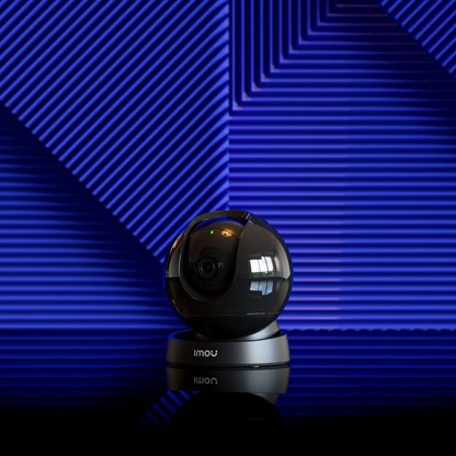 Imou Rex 3D sort kugleformet trådløst 5 MP indendørskamera med grøn indikatorlampe og imou-logo.