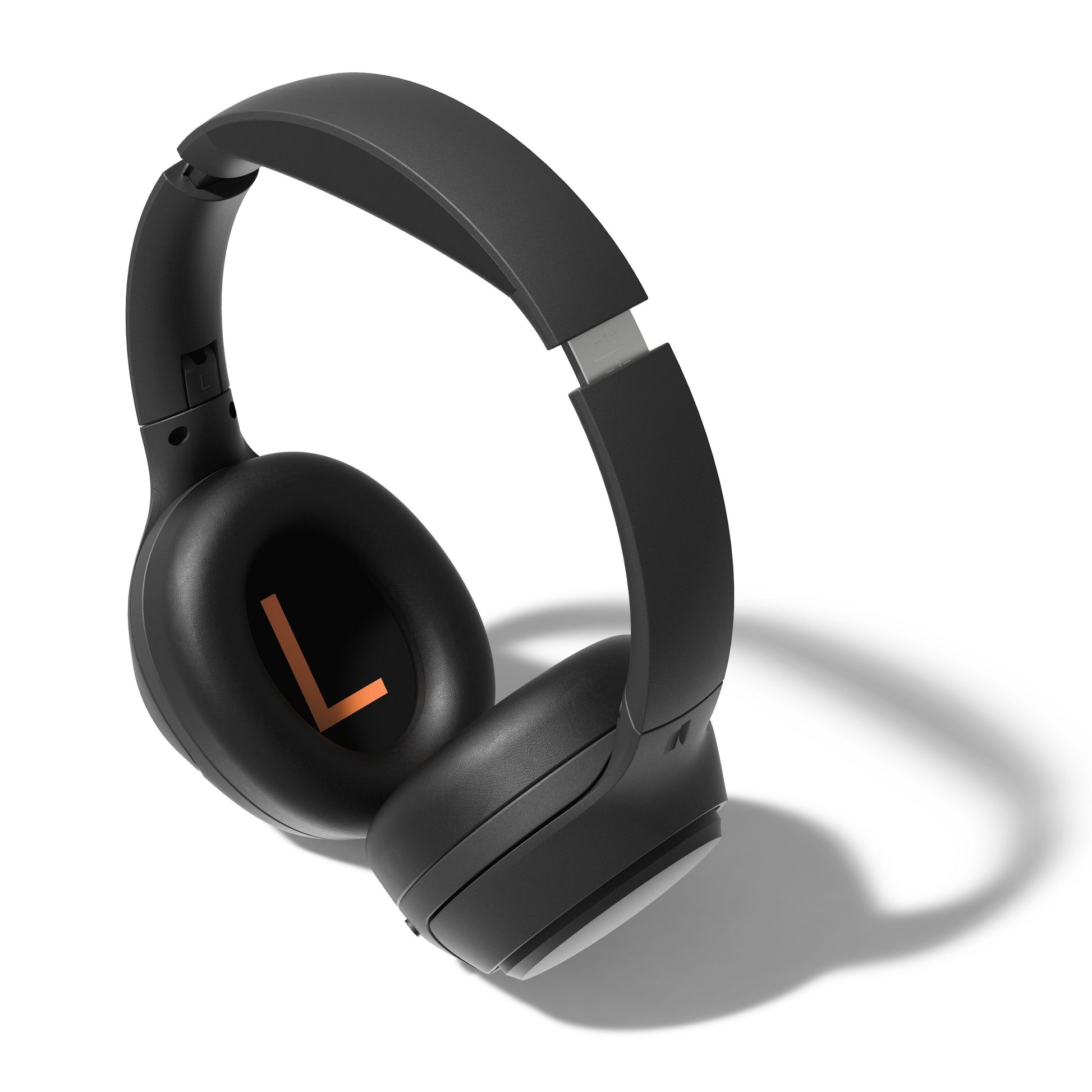 Nomadelic Solo 750 trådløse ANC-hovedtelefoner, sort med metalliske detaljer og stor orange L på venstre ørekop.