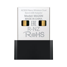 Mercusys MA20N AC650 USB-netværksadapter, metallisk top med certificeringsmærker og tekst, sort plastbundt.