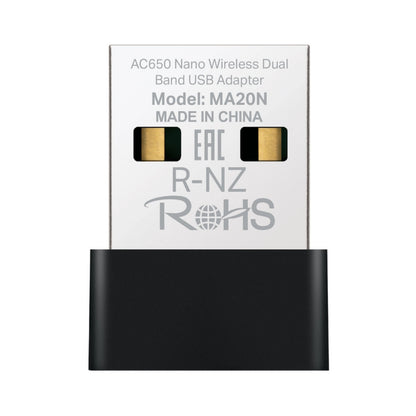 Mercusys MA20N AC650 USB-netværksadapter, metallisk top med certificeringsmærker og tekst, sort plastbundt.