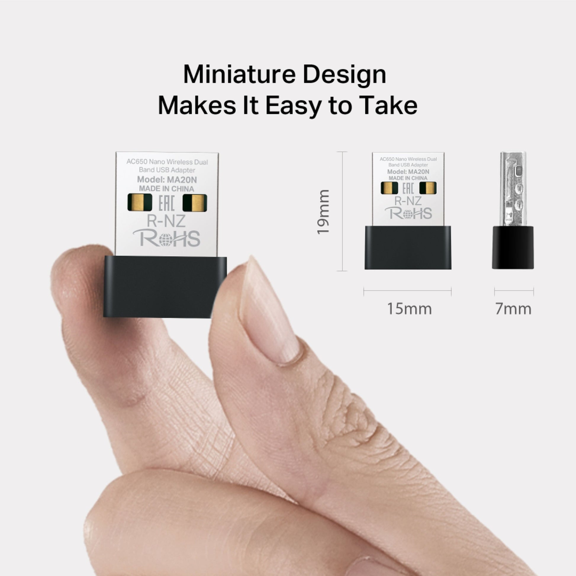 Mercusys MA20N AC650 USB-netværksadapter 19x15x7 mm ses i hånden, AC650 Wi-Fi, sort kompakt design.