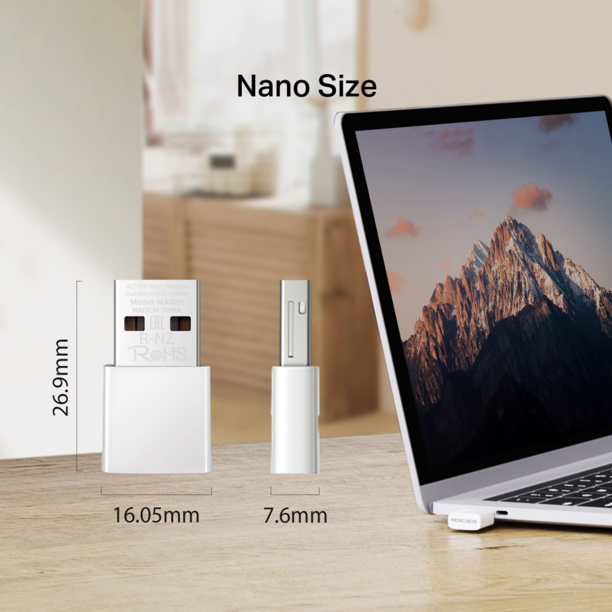 Mercusys MA30N AC1300 USB-netværksadapter nano size 26,9x16,05x7,6mm ved laptop med AC1300 grafik på skærmen.