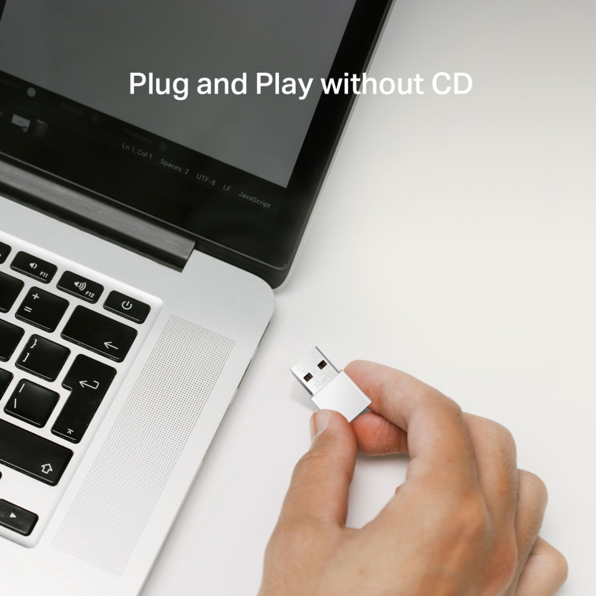 Mercusys MA30N AC1300 USB-netværksadapter holdes ved laptop tastatur, tekst på billedet: Plug and Play uden CD.