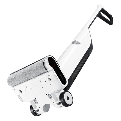 Roborock Flexi Lite stangstøvsuger i hvid og sort, lav vinkel, håndtag, twin hjul og tekstureret rullebørste ved base.