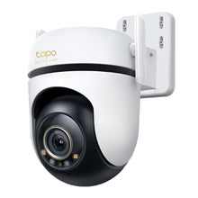 TP-Link Tapo C530WS trådløst overvågningskamera 3K 5MP nattesyn monteret på hvidt beslag.