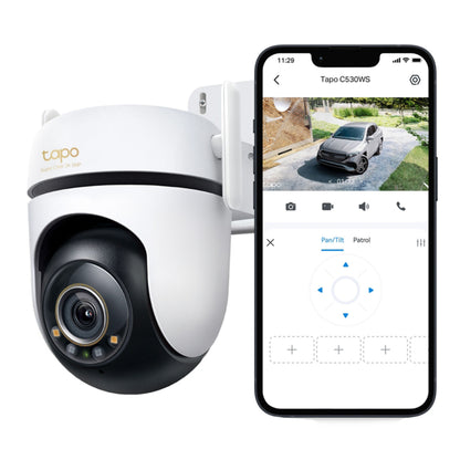 Tapo C530WS trådløst overvågningskamera ved smartphone med livevideo, synlig nattesynsfunktion, modelinformation.