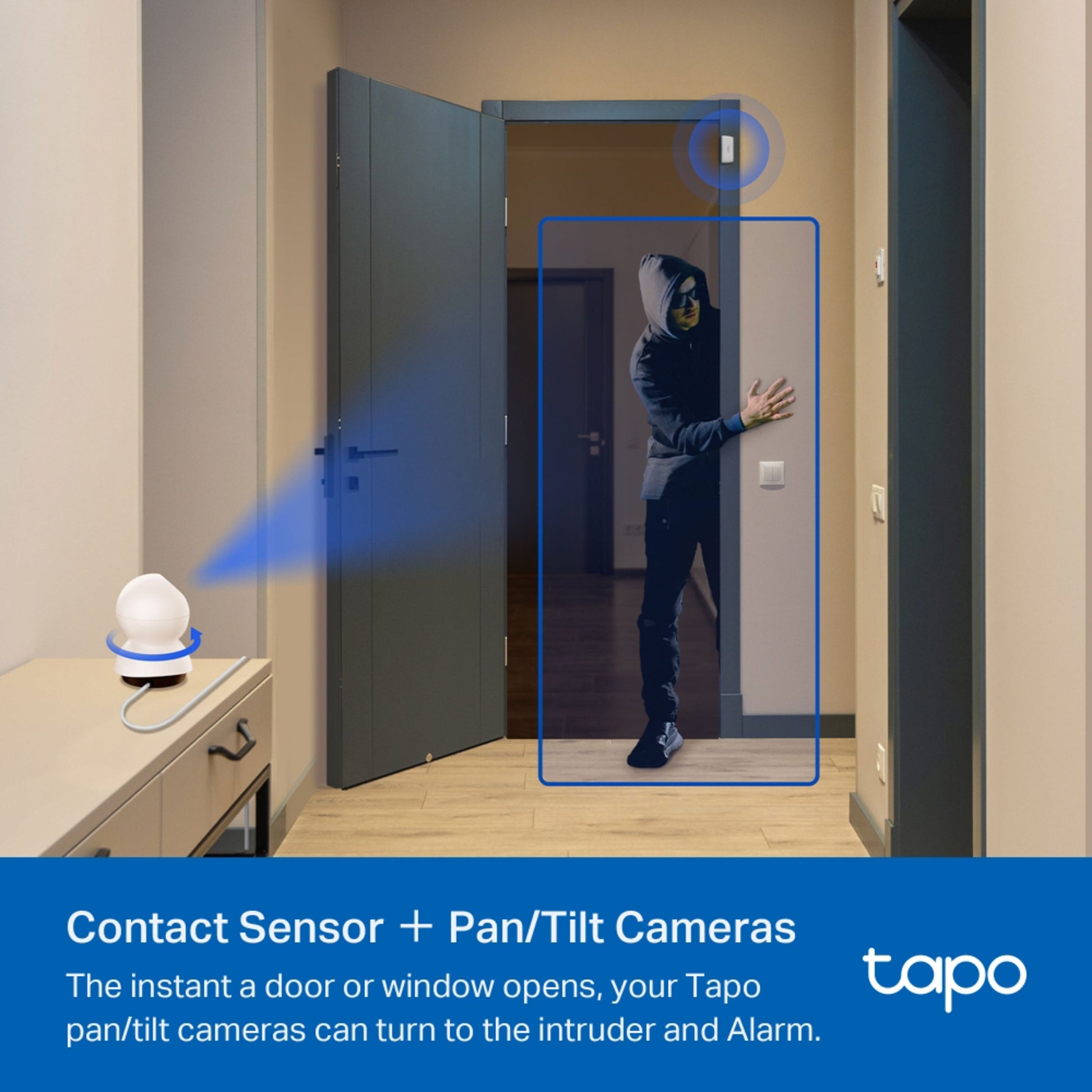TP-Link Tapo T30 KIT smart sensor registrerer person i hættetrøje ved dør, blå markering, produktinfo synlig.