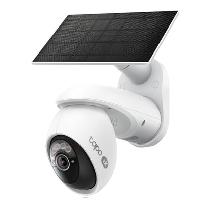 TP-Link Tapo C660 KIT solcelledrevet 4K overvågningskamera sort linse på væg tilsluttet rektangulært solpanel.