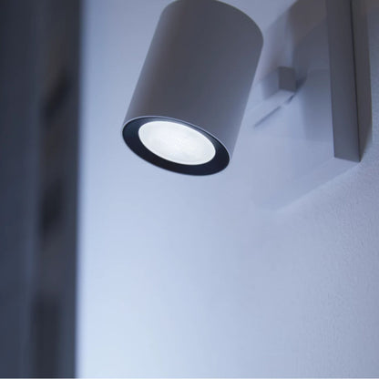 Philips Hue Hvid Ambiance GU10 400 lm LED-spot 2-pak, cylinderformet væglampe, køligt hvidt lys på hvid væg.