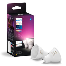 Philips Hue White and Color Ambiance smart LED-pære GU10 400 lm 2-pak med Alexa og Google Home-logo, til hvide pærer foran æsken.