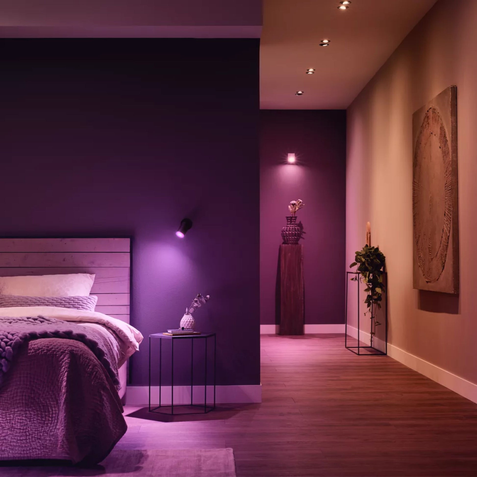 Hue Hvid og farve ambiance smart LED-pære GU10 400 lm 2-pak lyser soveværelse op med lilla og pink toner, synlige detaljer.