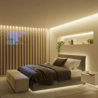 Philips Hue Solo Lightstrip 3 m smart belysning i soveværelse med mørkt sengetøj, flydende natborde og lys på hylde.