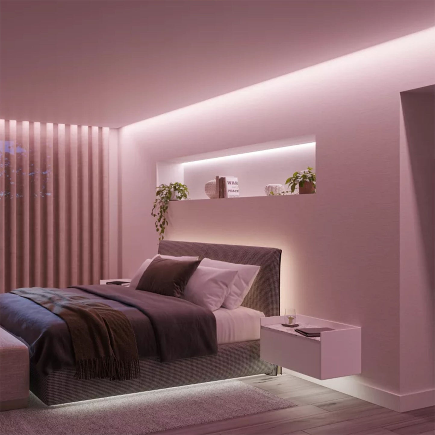 Philips Hue Solo Lightstrip 3 m, pink lys, vises monteret over seng med mørkt sengetøj, træ gulv og svævende natbord.
