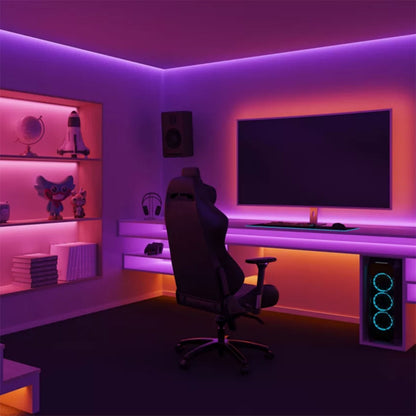 Philips Hue Solo Lightstrip 3 m lyser gaming-setup med skærm, gamingstol, pc og hylder i lilla og orange.