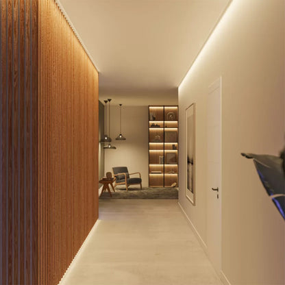 Philips Hue Solo Lightstrip 3 m LED-belysning monteret ved stol, bord, pendellamper og hylder i lyst rum.