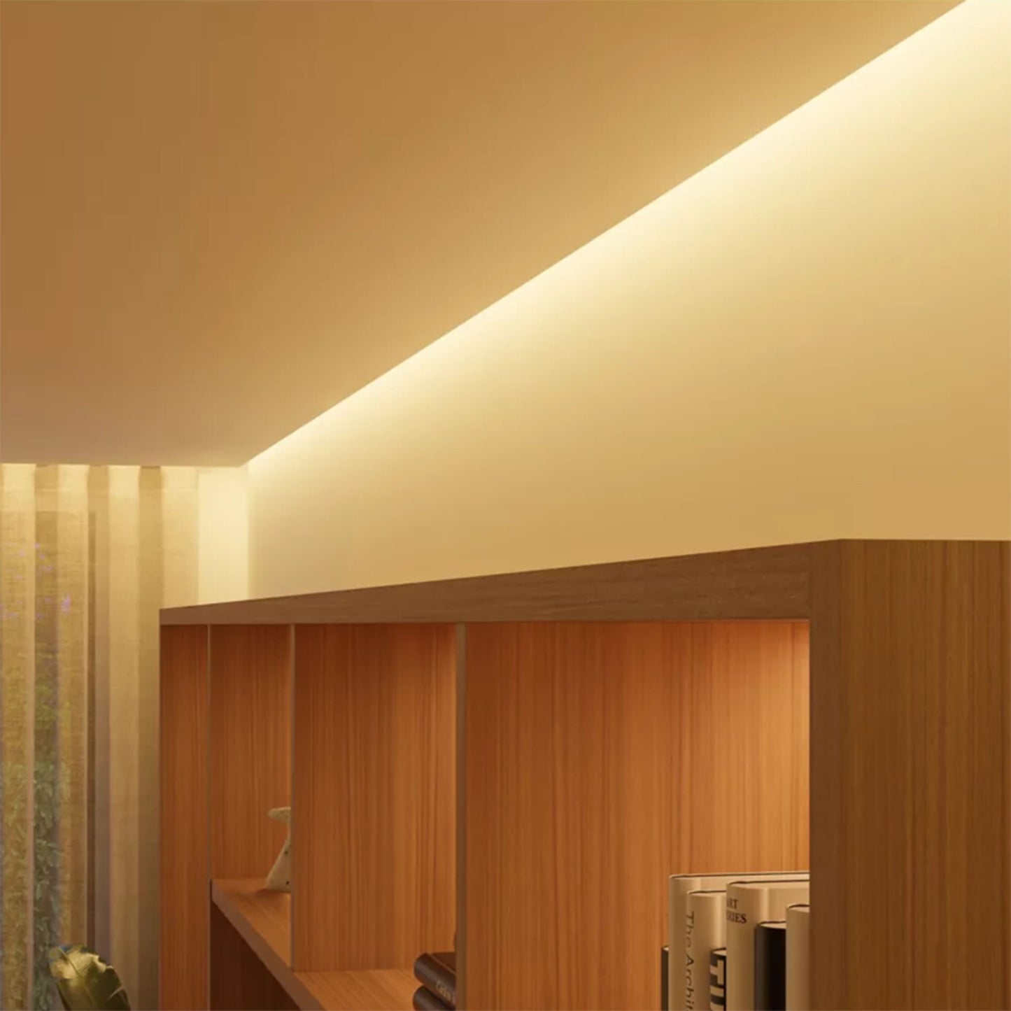 Philips Hue Solo Lightstrip 3 m belyser bogreol med bøger og dekoration, placeret ved væg nær vindue med lette gardiner.