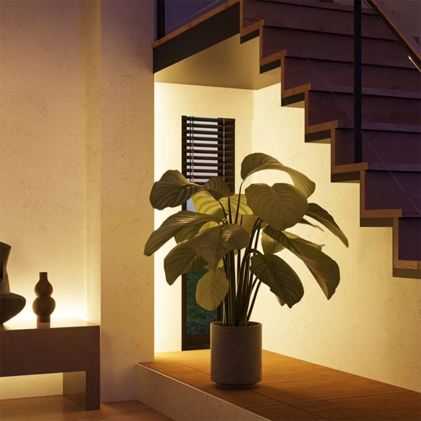Philips Hue Solo Lightstrip 3 m opsat under trappe, giver varm belysning, pottet plante og træplatform synlige.