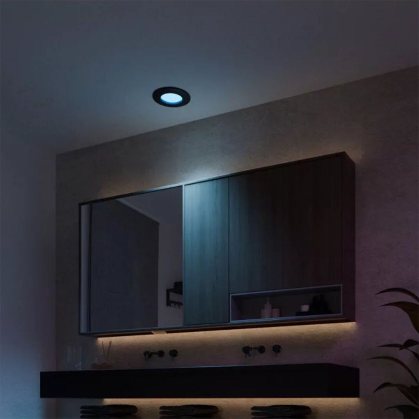 Dæmpbar LED under-cabinet lys og Hue Slank indbygget belysning Ø90 mm sort, blå og gul belysning over mørke skabe.