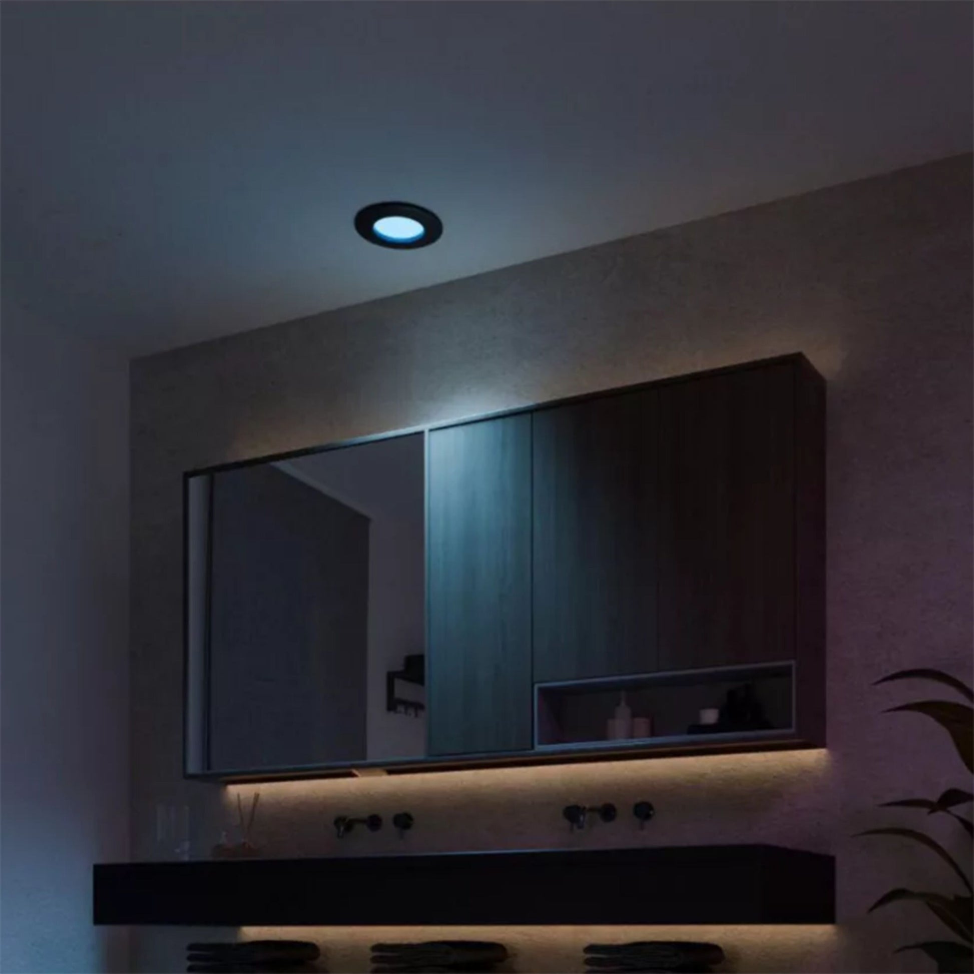 Dæmpbar LED under-cabinet lys og Hue Slank indbygget belysning Ø90 mm sort, blå og gul belysning over mørke skabe.