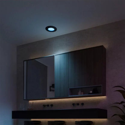Dæmpbar LED under-cabinet lys og Hue Slank indbygget belysning Ø90 mm sort, blå og gul belysning over mørke skabe.