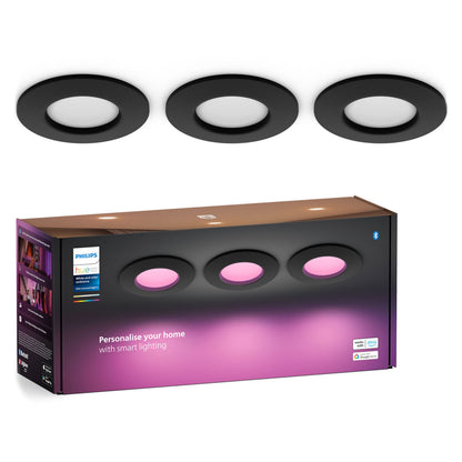 Philips Hue Slank indbygget LED spot 3-pak Ø90 mm sort med dæmpbar belysning, vist over æske med farverige lyseffekter.