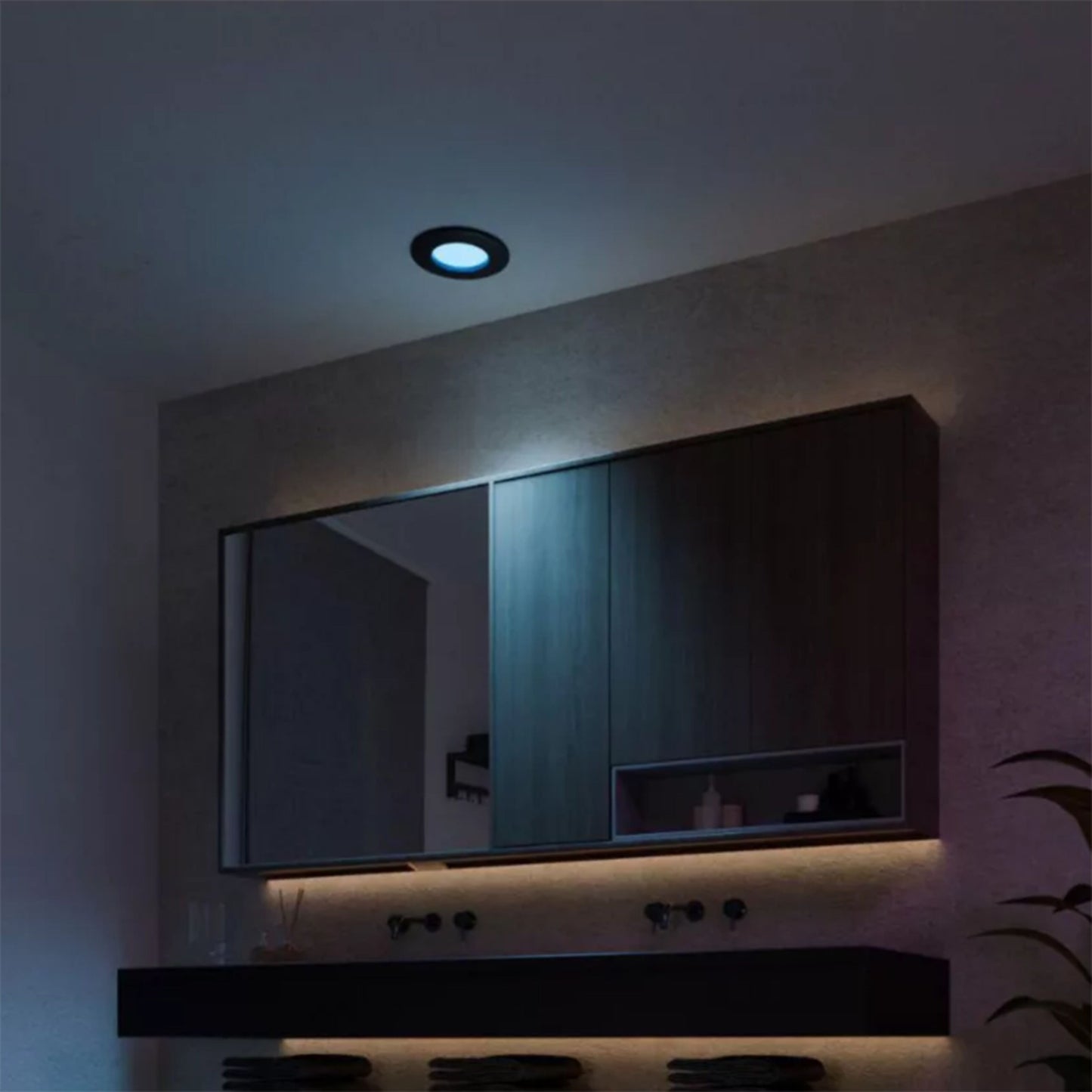 Philips Hue Slank indbygget belysning Ø90 mm 3-pak, sort, dæmpbar lys under skab over håndvask med spejl og mørke skabe.