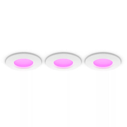 Philips Hue Slank indbygget belysning Ø90 mm spotlights 3-pak, hvide med pink midte, rund form, monteret i række.