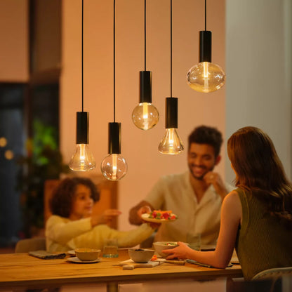 Philips Hue Lightguide Triangle E27 smart LED-pære 500 lm over spisebord, synlig varm belysning og pærens design.