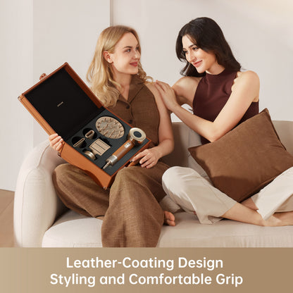 Dreame Hair Miracle hårstyling sæt med læderbetræk vist i åben æske, holdt af kvinde på beige sofa.
