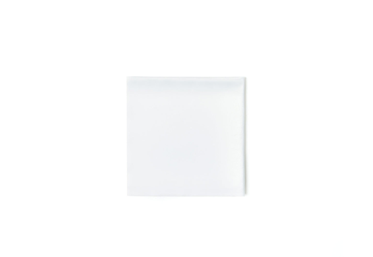 Blankt hvidt ark til robotplæneklipper vedligeholdelsesliste eller Mova rengøringskit, uden tekst eller logo.