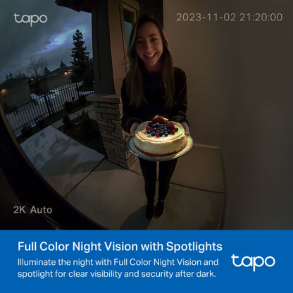 TP-Link Tapo D210 videodørklokke med 2K kamera og spotlight, fuldfarve nattesyn, vises monteret ved hoveddør.